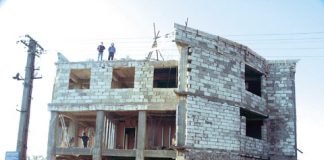 Construcțiile țin economia pe linia de plutire, în timp ce retailul încetinește