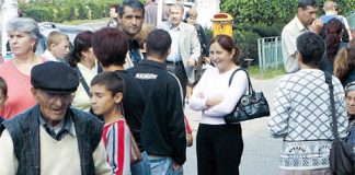 Circa 57% dintre români consideră riscant să trăiești neasigurat