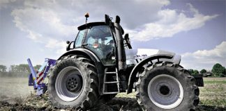 Bărbat prins cu picioarele sub un tractor la Doagele