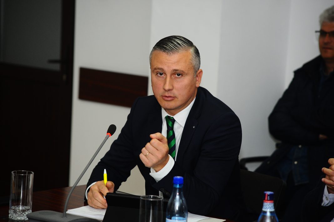 Un microbuz, un simpozion si bursele elevilor – subiecte de disputa in CL Vaslui! Marius Arcaleanu, eternul Gica Contra din CL Vaslui