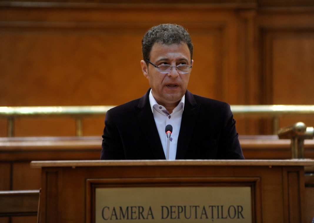 Daniel Olteanu, ALDE: Ghiozdanele elevilor, mai usoare dupa modificarea Legii Educatiei