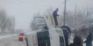 Microbuz cu sase pasageri, rasturnat in apropiere de Barlad