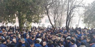 Protest spontan al salariatilor de la Rulmenti SA Barlad