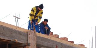 Unde dai si unde… scade! Cresterea salariului minim in constructii afecteaza bugetele locale