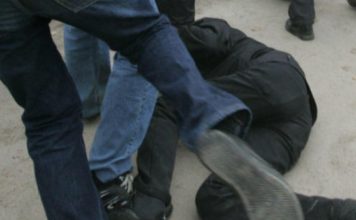 Cinci bărbați din Delești și Ivănești reținuți de polițiști după o bătaie la crâșma din sat