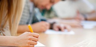 Un viitor absolvent de liceu a „simulat” copiatul la simularea examenului de Bacalaureat