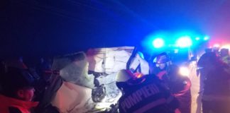 Masina condusa de un sofer de 18 ani s-a infipt intr-un TIR rasturnat, la iesirea din Barlad