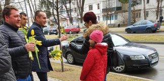 Liberalii vasluieni au dăruit flori vasluiencelor