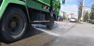 Autoritățile bârlădene dezinfectează cele mai circulate trotuare