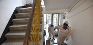 Dezinfectarea scărilor de bloc din municipiul Vaslui continuă în forță