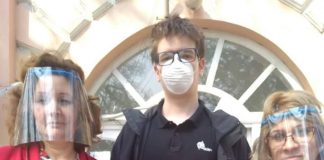 Viziere pentru medicii bârlădeni, confecționate de liceeni și voluntari