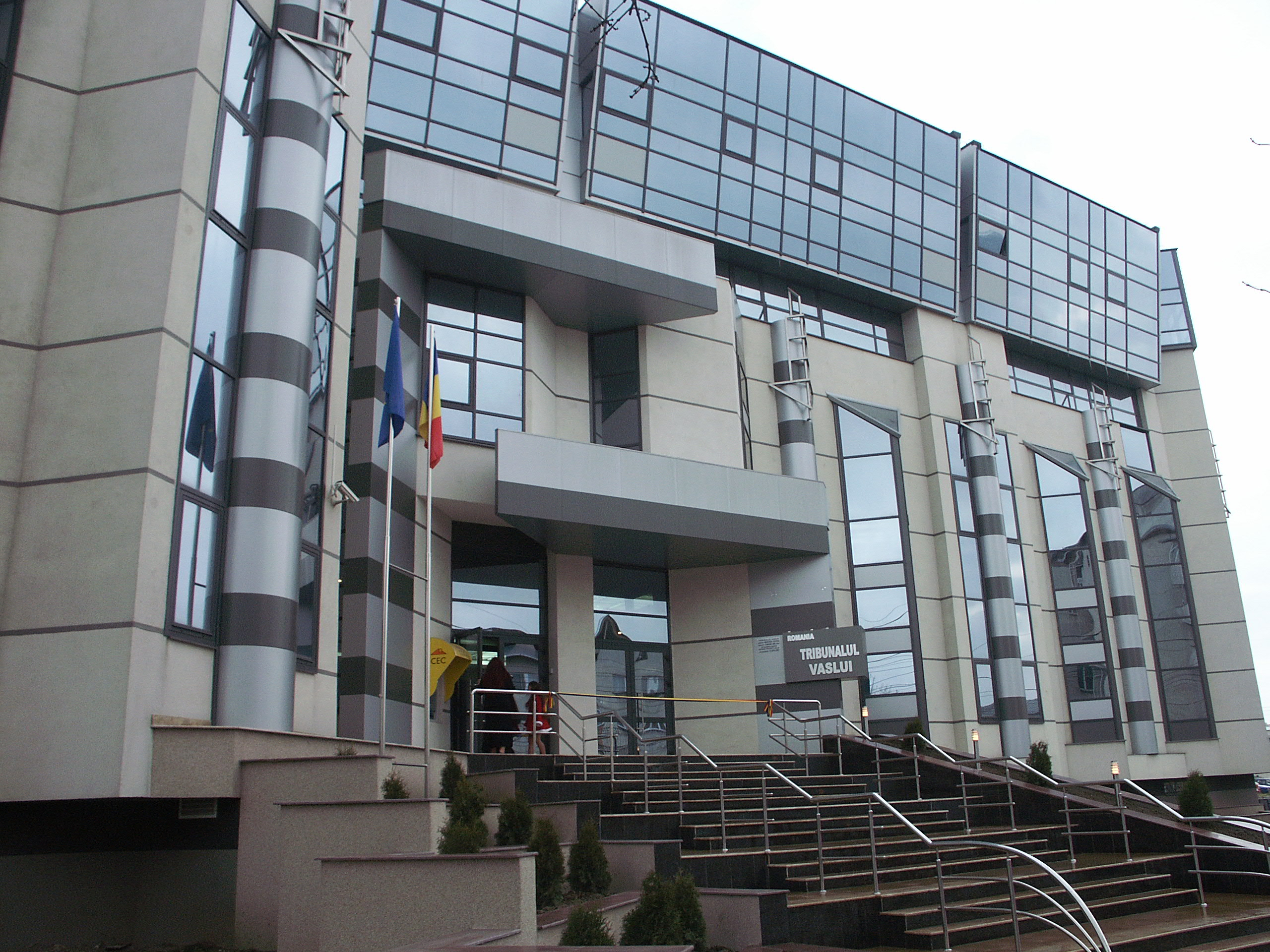 Justiția trece la program (aproape) normal!