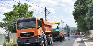 S-au reluat lucrările la covoarele asfaltice de pe 20 de străzi din Bârlad!