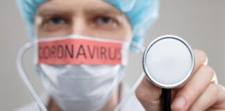 Riscul de contracta COVID-19, de trei ori și jumătate mai mare în rândul personalului medical