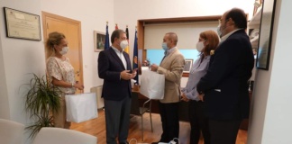 O asociație de români din Madrid donează măști pentru 400 de elevi și 30 de profesori din satul Bogdănești