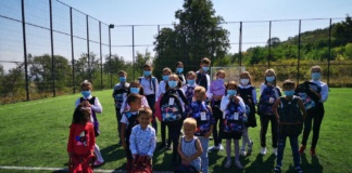 Peste 1.000 de copii sărmani din județ au primit ghiozdane