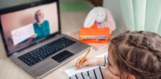 În loc de tablete, mai multă birocrație. Elevii, obligați să păstreze secretul cursurilor online!