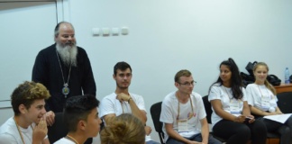 Episcopia Hușilor a instituit burse pentru elevii și studenții vasluieni merituoși