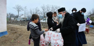 Peste 3.000 de copii din județ primesc daruri de la Episcopia Hușilor