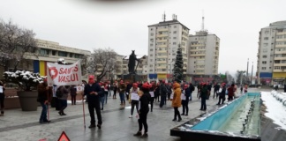 Nemulțumite de înghețarea salariilor, cadrele medicale au protestat în fața Prefecturii