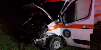 Ambulanță implicată într-un accident cu două victime