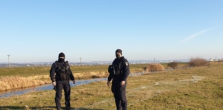 Un pescar hapsân: a pus plasă monofilament de la un mal la altul!