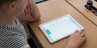 Până să primească tabletele, e posibil ca elevii să revină în bănci