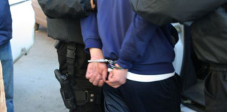 Minor de 17 ani reținut după ce a tâlhărit un bătrân de bani și telefon
