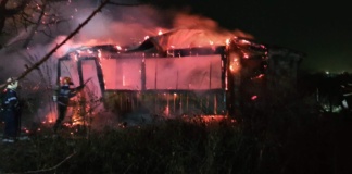 Bătrân de 80 de ani găsit carbonizat în casa cuprinsă de flăcări