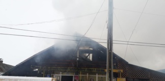 Puternic incendiu la Dumești. Pompieri agresați de localnici