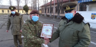Trei subofițeri din cadrul Garnizoanei Bârlad, ceremonie la trecerea în rezervă