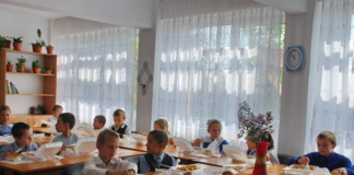 Elevii din două școli din rural și două licee din urban vor primi un prânz la școală și în 2021