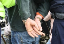 Doi hoți au furat noaptea din casa unui vasluian, dar nu s-au mulțumit cu atât și i-au spart apoi și mașina