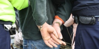 Doi hoți au furat noaptea din casa unui vasluian, dar nu s-au mulțumit cu atât și i-au spart apoi și mașina