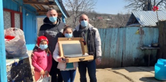 Două fetițe din Oșești au primit un laptop de la polițiștiii rutieri!