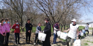 Sute de copii și bătrâni sărmani, ajutați deja de Episcopia Hușilor