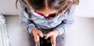 Aproape 10.000 de copii români aveau, la sfârșitul anului 2023, ambii părinţi plecaţi la muncă în străinătate