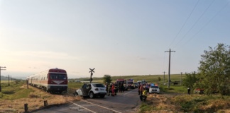 Mașină lovită de tren în Grivița