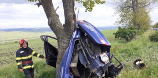 Mașină cu trei tineri, încolăcită în jurul unui copac