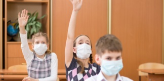 Tot mai mulți elevi din județ participă fizic la ore