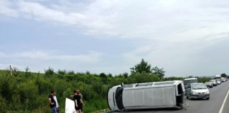 Autoturism răsturnat la „Mărul de Aur”