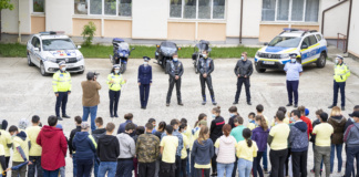 Polițiștii vasluieni, cadouri și sfaturi pentru copiii de la CSEI Negrești