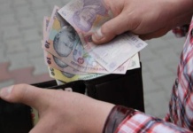 Opt din zece români se tem de instabilitate financiară