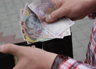 Opt din zece români se tem de instabilitate financiară