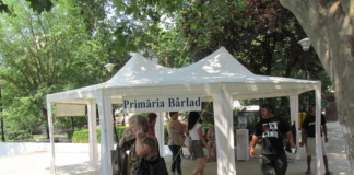 Apă rece și umbră în punctele de prim-ajutor instalate în Bârlad