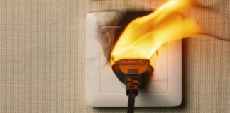 O gospodărie din Bârlad făcută scrum de un scurtcircuit electric