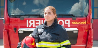 Poveștile oamenilor în uniformă (III). O femeie-pompier pe mașina de stingere a Detașamentului Bârlad