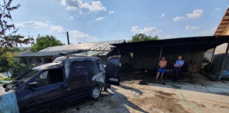 Mașină, o anexă și …un copac ars la Bârzești