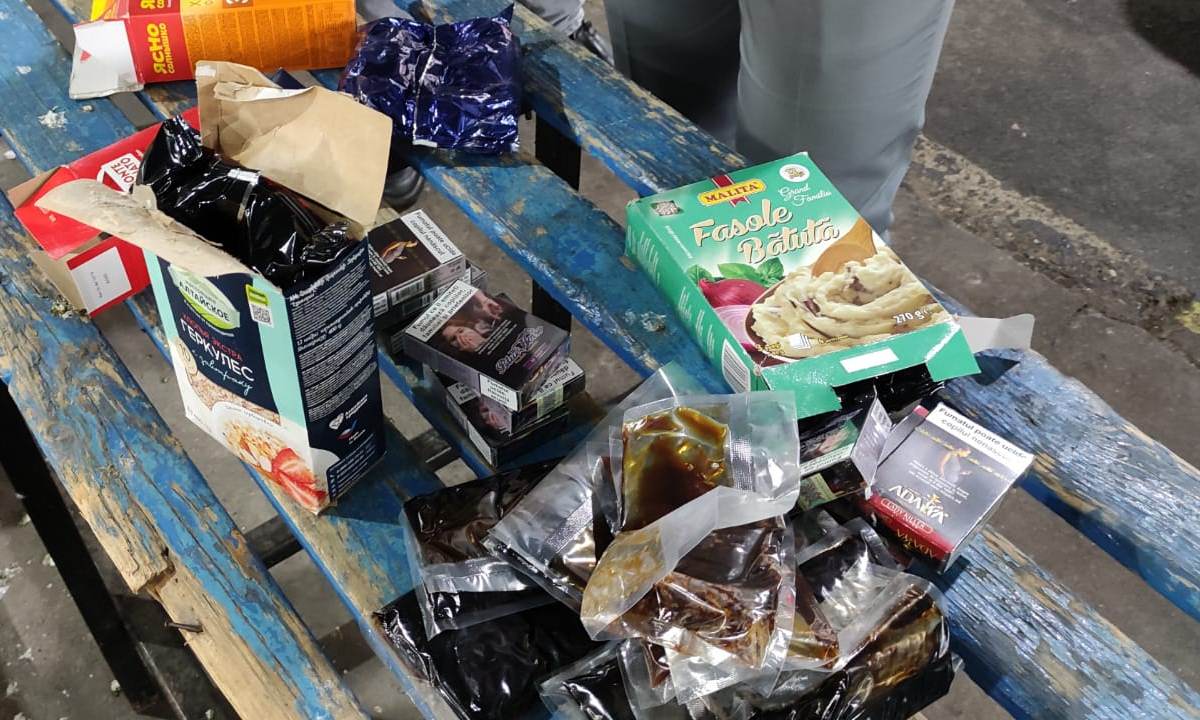 Nouă kilograme de tutun ascunse în cutii pentru alimente, descoperite la P.T.F. Albița - Vimarsana News