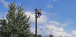 Un bărbat amenință că se aruncă de pe stâlp la Bogdănești
